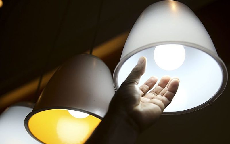 Brasília - O consumo de energia elétrica no país fechou os primeiros três meses do ano com queda acumulada de 4,2% em relação ao mesmo período do ano passado (Marcelo Camargo/Agência Brasil)