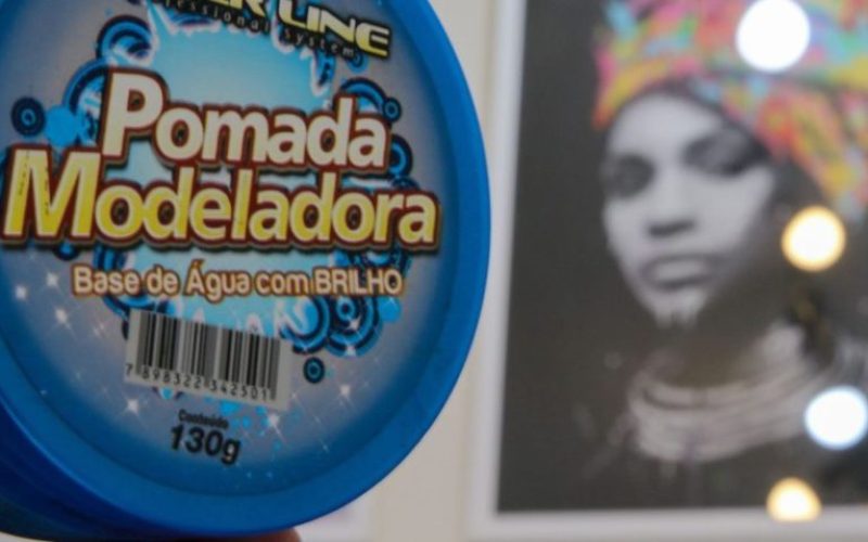 pzzb9997 A cabelereira e trocologista Rosi Ribeiro conversa com a Agência Brasil sobre o uso de pomadas capilares e os perigos de alguns cosméticos