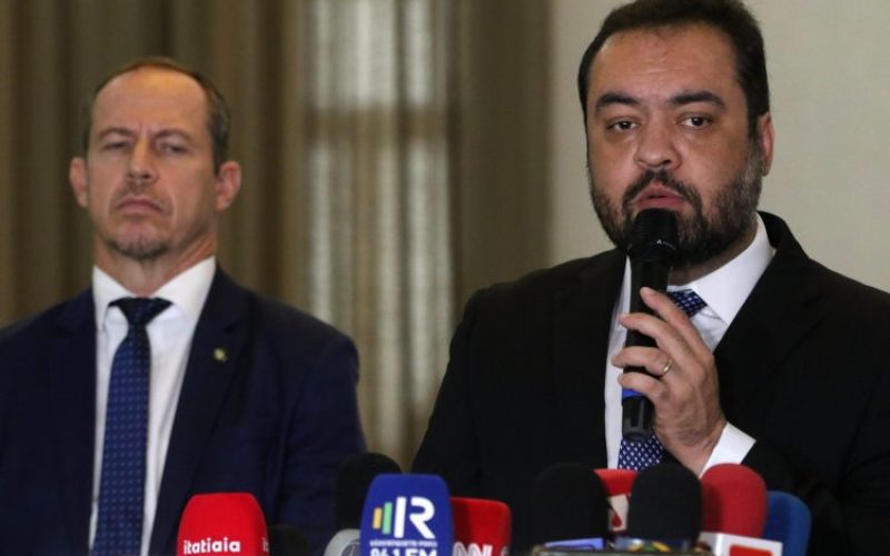 Rio de Janeiro (RJ), 06/10/2023 – O secretário-executivo do ministério da Justiça e Segurança Pública, Ricardo Cappelli, e governador do Rio de Janeiro, Claudio Castro, falam com a imprensa após reunião no Palácio Guanabara. Foto:Tânia Rêgo/Agência Brasil Rio de Janeiro (RJ), 06/10/2023 - O secretário-executivo do ministério da Justiça e Segurança Pública, Ricardo Cappelli, e governador do Rio de Janeiro, Claudio Castro, falam com a imprensa após reunião no Palácio Guanabara. Foto:Tânia Rêgo/Agência Brasil